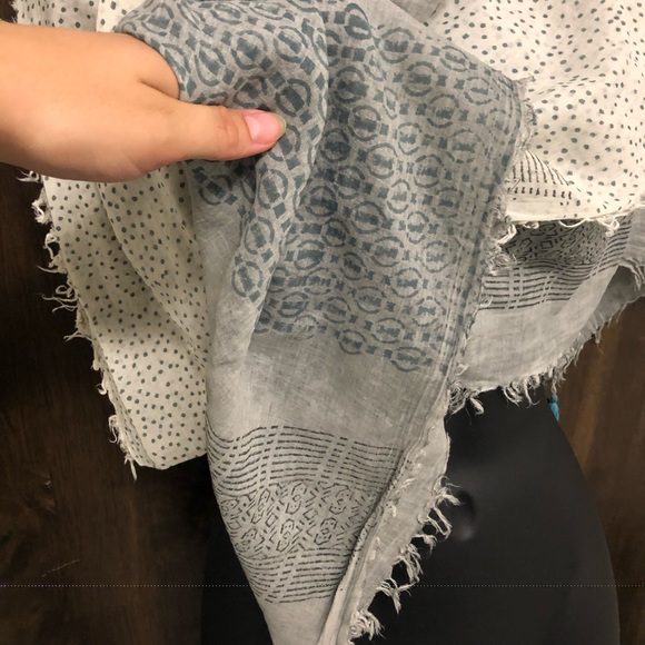 Square Pattern Scarf - Picture 2 of 2